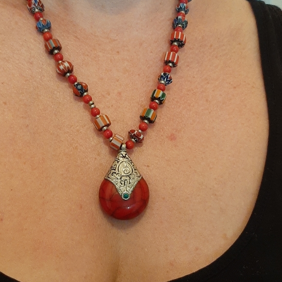 Ethnic red bearded necklace - Picture 2 of 4